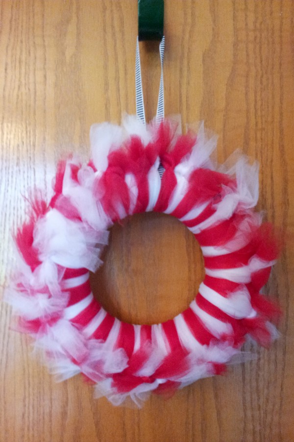 easy craft: make a candy cane wreath with your&nbsp;kiddos